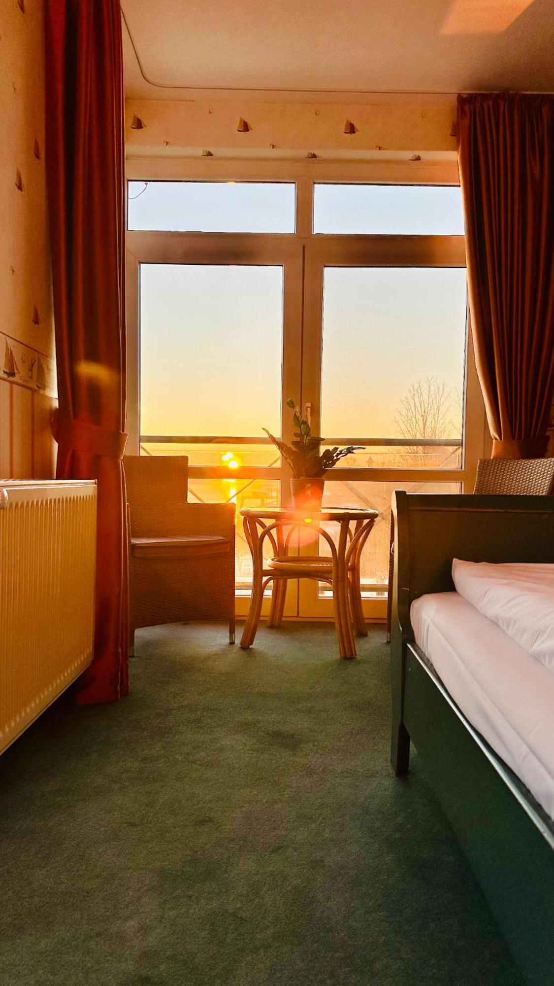 Gaestehaus Weserblick Am Weser-Sandstrand Berne Exterior foto