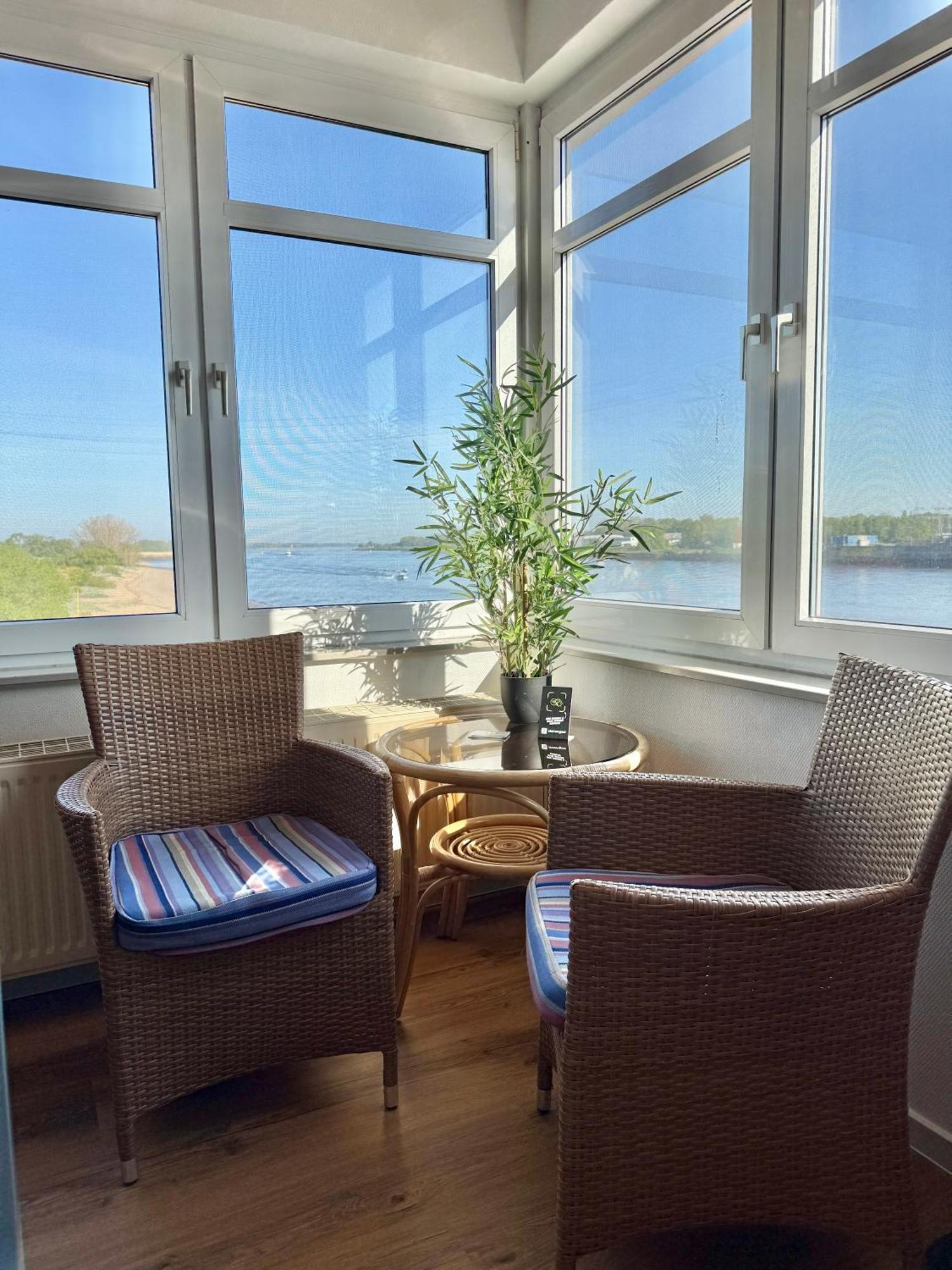 Gaestehaus Weserblick Am Weser-Sandstrand Berne Exterior foto