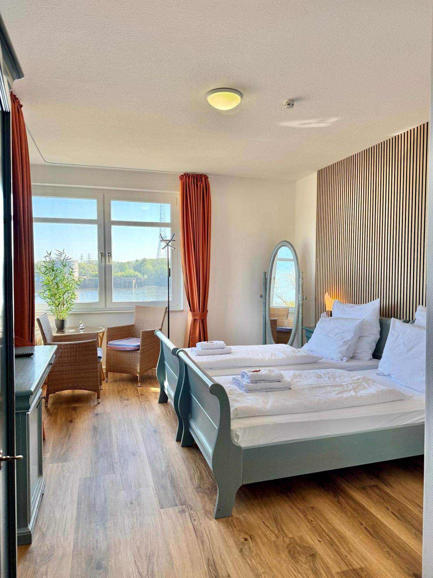 Gaestehaus Weserblick Am Weser-Sandstrand Berne Exterior foto